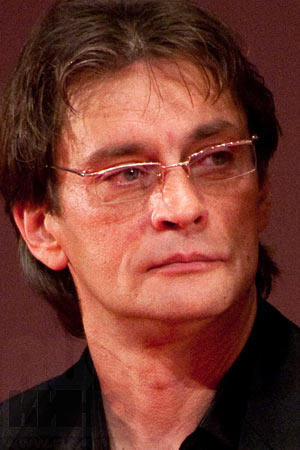 Известный ловелас, актер Александр Домогаров обматерил журналистку на премии Лены Лениной «Всенародный артист». Девушка имела смелость задать мужчине вопрос о личной жизни. Невинное «Вы влюблены?» вызвало у Домогарова бурую эмоций. Он вскочил с места и принялся отчитывать молоденькую журналистку, не стесняясь в выражениях: «Я как «Маугли», знаете, буду рвать до последнего, я добьюсь того, что вас всех не будет, и не надо мне задавать такие тупые вопросы!». После чего выбежал из зала и больше не возвращался. Александр всегда относился к вопросам о личной жизни предвзято. Казалось бы, с таким отношением женщины Домогарова должны быть защищены от внимания прессы…. Нет! Все они на виду, более того, некоторые даже рассказывают о том, что актер поколачивал их во время семейной жизни…. 