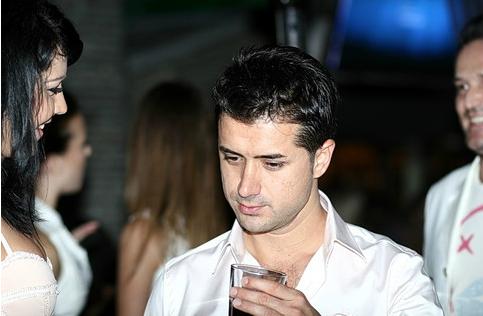 Пока Лорак кормит дочь, Мурат зажигает с моделями!