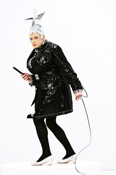 Андрей Данилко вместе с миллионами поклонников отмечает 20-летие образа Верки Сердючко. Без продыху мужчина колесит по просторам СНГ с сольными концертами. Такой темп пагубно отразился на здоровье артиста….  Концерт в Юрмале Андрей отработал с трудом. Ему стало плохо прямо во время выступления, но зритель так и не узнал об этом. Данилко смог отработать программу до конца и свалился в обморок уже за сценой. К счастью, вовремя подоспела Скорая помощь. Врачи заявили, что артисту следует сбавить обороты и прекратить на время гастроли. Из-за сильного переутомления у него скачет давление, так и до приступа недалеко! Однако Данилко принял решение продолжать гастроли и уже через несколько часов вылетел в Москву…. 