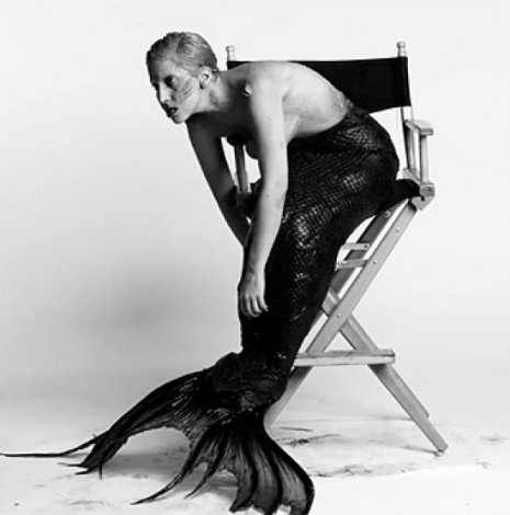 Леди Гага в образе русалки – хвост, жабры, очень натурально!