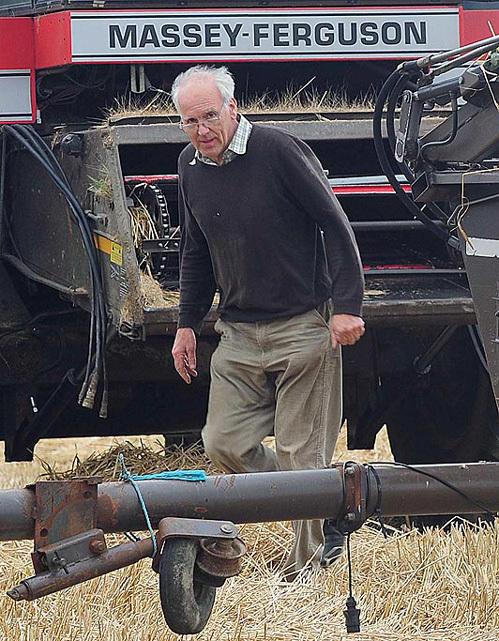 Голую Рианну выгнал с поля злой ирландский фермер!