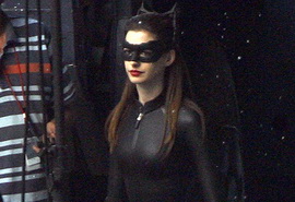 Любуемся Энн Хэтэуэй в костюмчике женщины-кошки: детальное изучение 