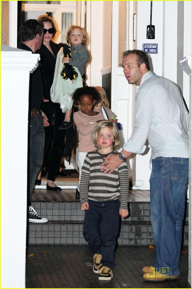 Анджелина Джоли и Гвен Стефани устроили детям совместную прогулку....