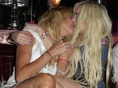 Линдсей Лохан страстно целовалась с собственной мамой