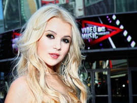 Мика Ньютон уложила на лопатки Шевченка и Кличка