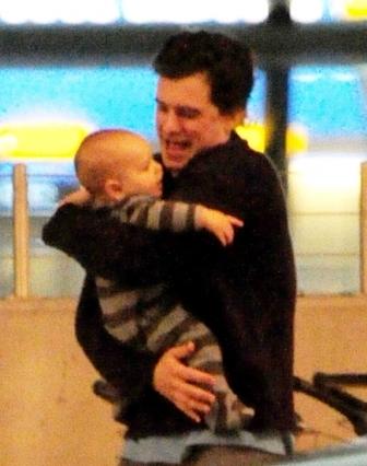 5Orlando-Bloom-Baby-092711-435x580