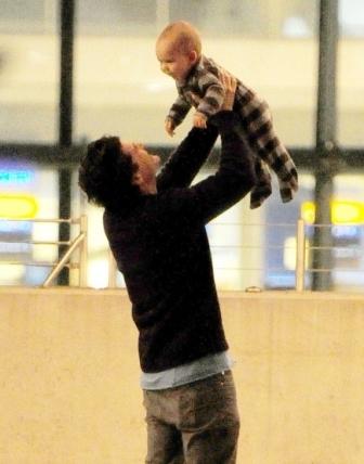 6Orlando-Bloom-Baby-092711-435x580