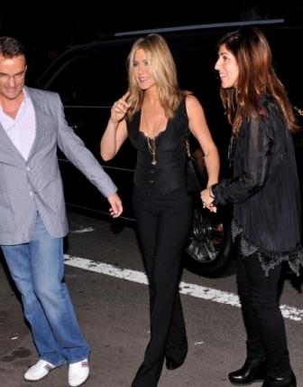 Jennifer-Aniston-Five-NYC-092611-2-435x580
