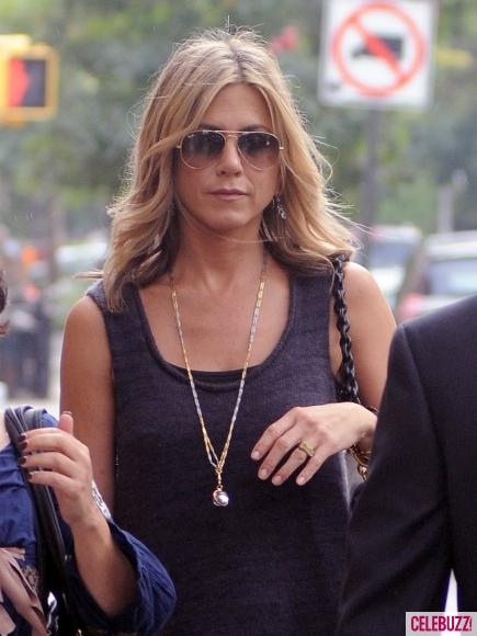 Сексуальная Дженифер Энистон показала кружевное белье