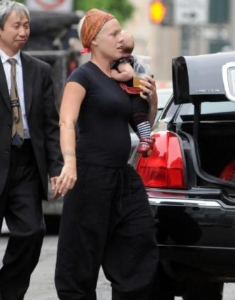 Pink-Daughter-Willow-Sage-Hart-Step-Out-in-New-York-City-435x580