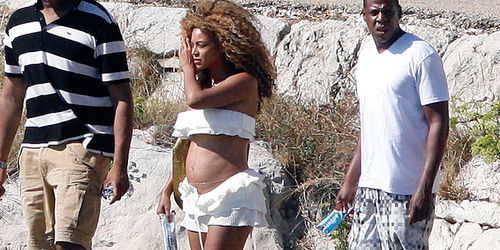 Беременная Бейонсе оголила животик на курорте!