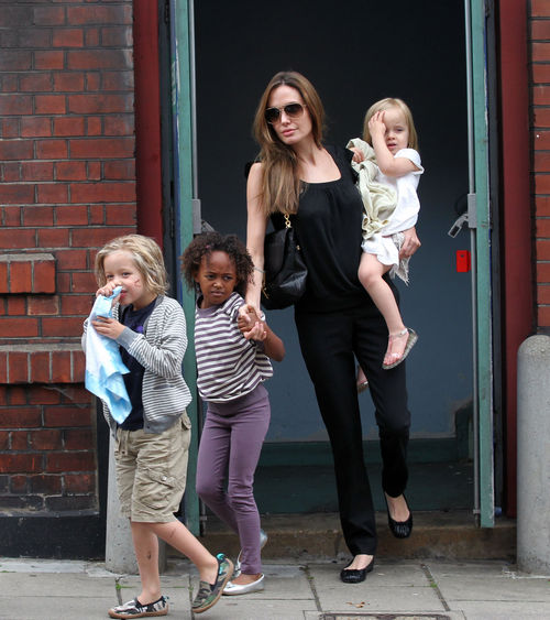 Анджелина Джоли и Бред Пит сводили детей на «Смурфиков»