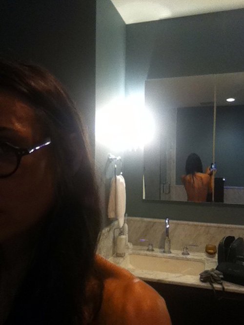 Деми Мур выложила в интернет фото топлесс!