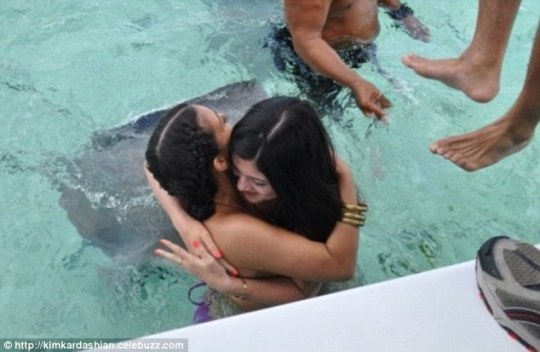 Ким Кардашьян плещется в бассейне!