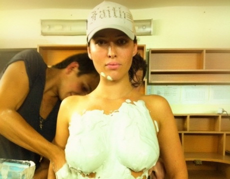 Даше Астафьевой сделали бюст из золота