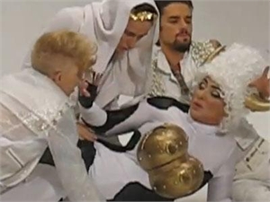 Мальчики из Quest Pistols трогают Лолиту за грудь!