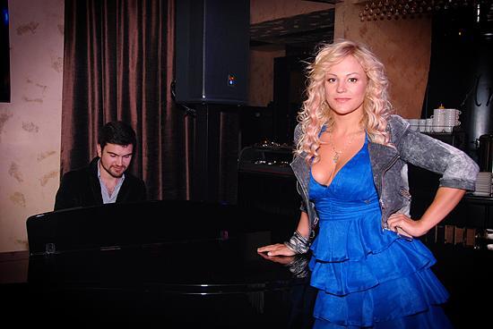 Пугачева целуется сама с собой на презентации клипа....