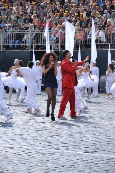 Легендарный дуэт выступил на праздновании Дня города Москвы! Один из крупнейших городов мира в минувшие выходные встретил свое 864-летие. 4 сентября в самом сердце Москвы - на Красной Площади легендарный дуэт Потап и Настя исполнили всенародно любимую «Чумачечую весну»! Развеселая парочка зарядила Красную площадь драйвовой атмосферой, и грандиозное шоу, которое показали Потап и Настя, произвело на зрителей неизгладимое впечатление! Об этом можно было судить по овациям, которые не умолкали на протяжении всего выступления. Популярный шоу-мен Потап вышел на сцену в стильном красном костюме, а Настя выступала в красивом обтягивающем платье. Появление на сцене легендарной парочки сопровождалось необыкновенной танцевальной постановкой. За артистами, полностью в белом, следовал балет «Тодес» в количестве… 150 человек! А вот в середине выступления по площади словно рассыпались снежинки – 60 балерин Большого театра закружили вокруг Потапа и Насти, и выглядело все происходящее просто невероятно! К слову, за грандиозным выступлением Потапа и Насти наблюдали тысячи москвичей и гостей города! В первых же рядах расположились самые влиятельные политические и культурные деятели столицы, президент РФ Дмитрий Медведев, мэр Москвы Сергей Собянин и даже Патриарх Кирилл, которые подпевали дуэту и после выступления наградили их бурными аплодисментами. Наверное, именно по причине присутствия таких «знатных» зрителей, остроумная парочка решила заменить строчку из песни «угостите сигареткой» на «угостите нас конфеткой». В тот день на Красной площади выступили самые известные музыканты, коренные киевляне Потап и Настя были единственными украинскими артистами, приглашенными на празднование 864-летия Москвы.