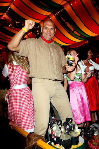 Валуев зажег на Октоберфест 2011: жаркие танцы с немками!