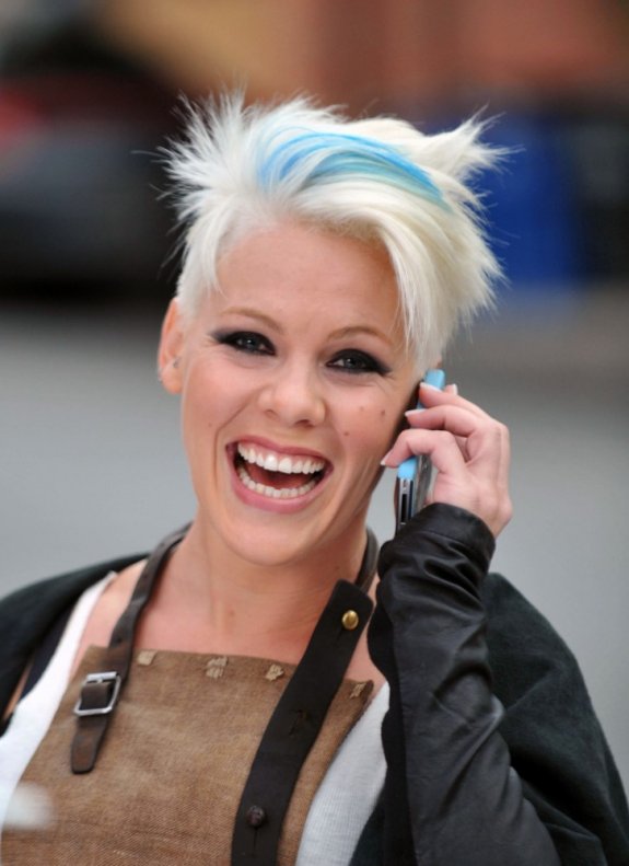 «Сладкая» дочка Пинк уже улыбается!