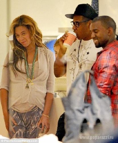 Бейонсе без макияжа гуляет по Нью-Йорку!