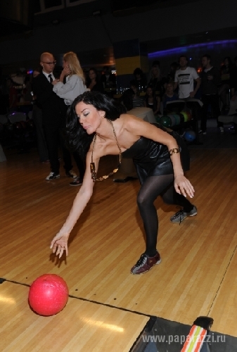 Группа «Фабрика» и Таня Терешина превратили боулинг в сексуальное шоу