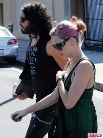 4Katy-Perry-Russell-Brand-100211-435x580