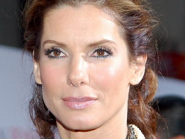 Почему сынок Сандры Баллок никогда не улыбается?