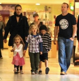 Angelina Takes_The_Kids_To_A_Mall_in_Budapest-2-580x435