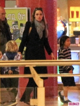 Angelina Takes_The_Kids_To_A_Mall_in_Budapest-3-435x580