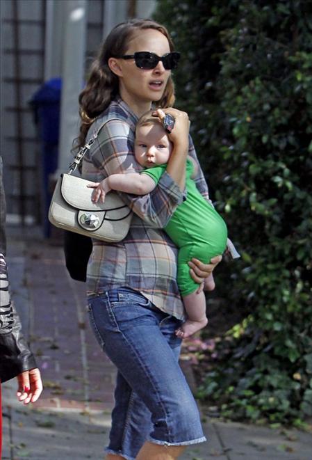 Натали Портман впервые показала сына папарацци!