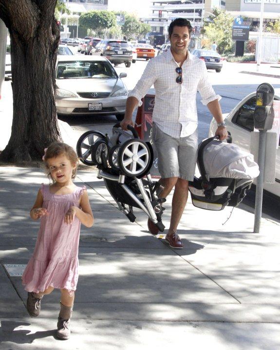 Джессика Альба на прогулке с новорожденной дочерью!