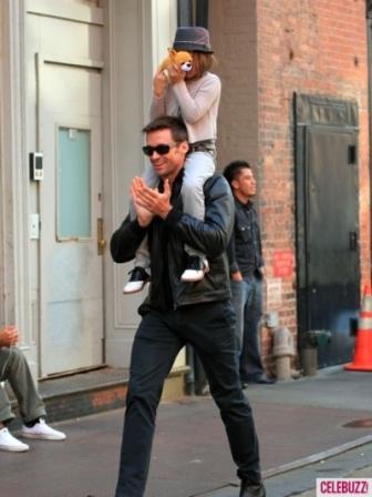 Hugh Jackman_with_his_family_in_NYC-2-435x580
