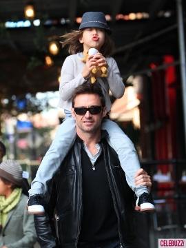 Hugh Jackman_with_his_family_in_NYC-4-435x580