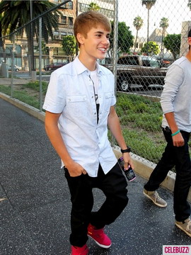 Justin-Bieber-Rocks-Hot-Pink-Kicks-in-Hollywod-2-435x580