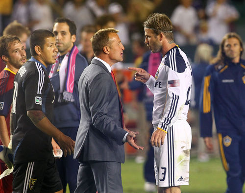 Дэвид Бекхем устроил потасовку на поле!