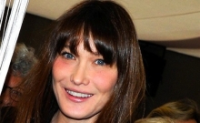 Карла Бруни на руках с новорожденной дочерью!