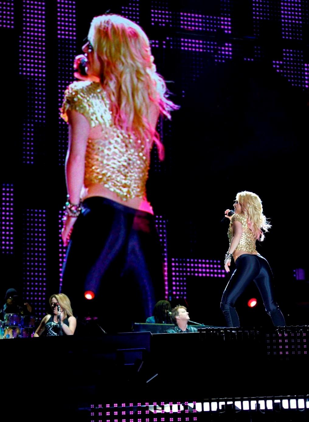 Завтра Ани Лорак сможет взять урок вокала у Шакиры!