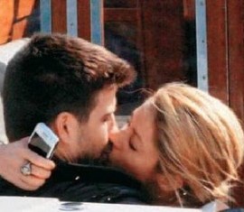 shakira gerard_pique_photos_making_out_medium_a92f0e6f3e6a9bf11db779e5f0636a20_392