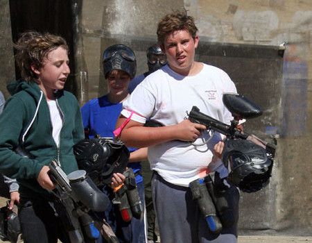 Сын Шварцнеггера расстрелял детей на Дне рождения!