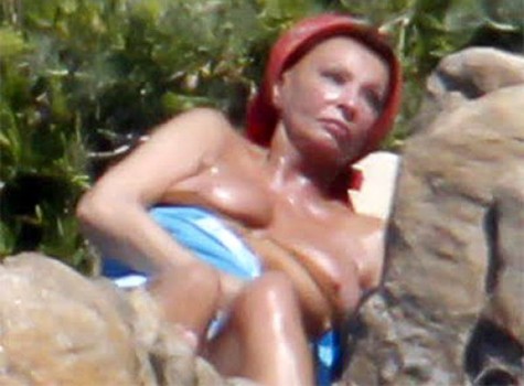 77-летняя Софи Лорен загорает топлесс!