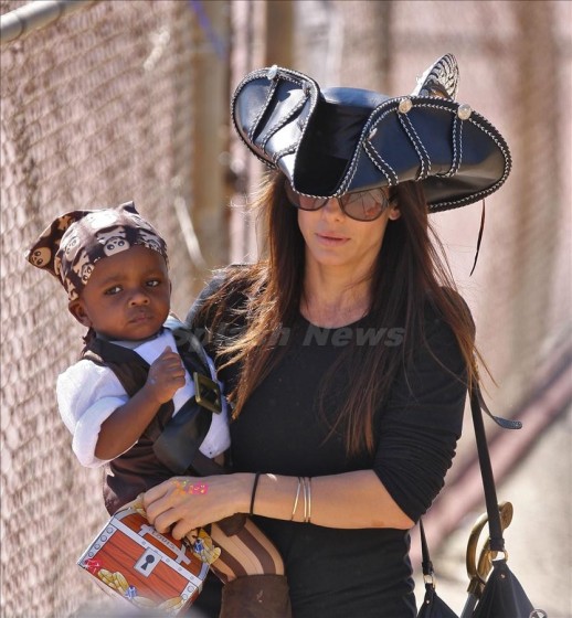 Сандра Баллок переоделась в пирата!