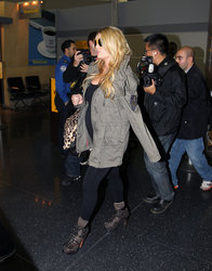 Джессика Симпсон до сих пор отказывается комментировать слухи о своей беременности…. А тут и комментировать нечего, животик вырос, его невозможно скрыть! 