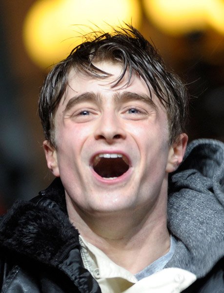 Дэниэл Рэдклифф - вечный Гарри Поттер, зажигательно отплясывает под дождем!