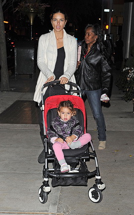 Сексуальная Адриана Лима показала свою маленькую дочурку 