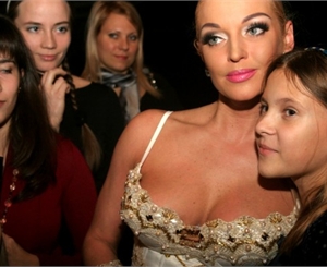 Анастасия Волочкова снова показала роскошную грудь и длинные ноги!