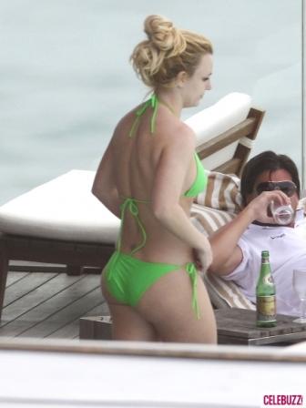 3Britney-Spears-Bikini-111411-435x580