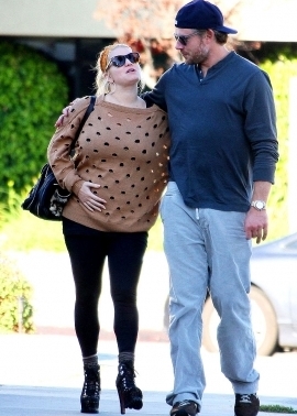 3Jessica-Simpson-Belly-Bump-103011-580x435