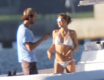 7Anna-Kournikova-Bikini-Bump-111611-580x435
