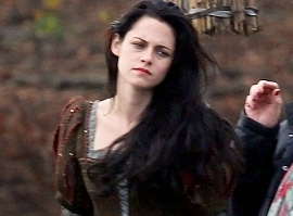 Kristen-Stewart-Returns-to-Snow-White-Set-7-435x580